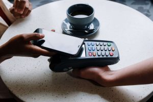 Dzięki autorskiej aplikacji Apollogic firma z sektora fintech zintegrowała SAP z KSeF i zautomatyzowała obsługę faktur sprzedażowych oraz zakupowych.